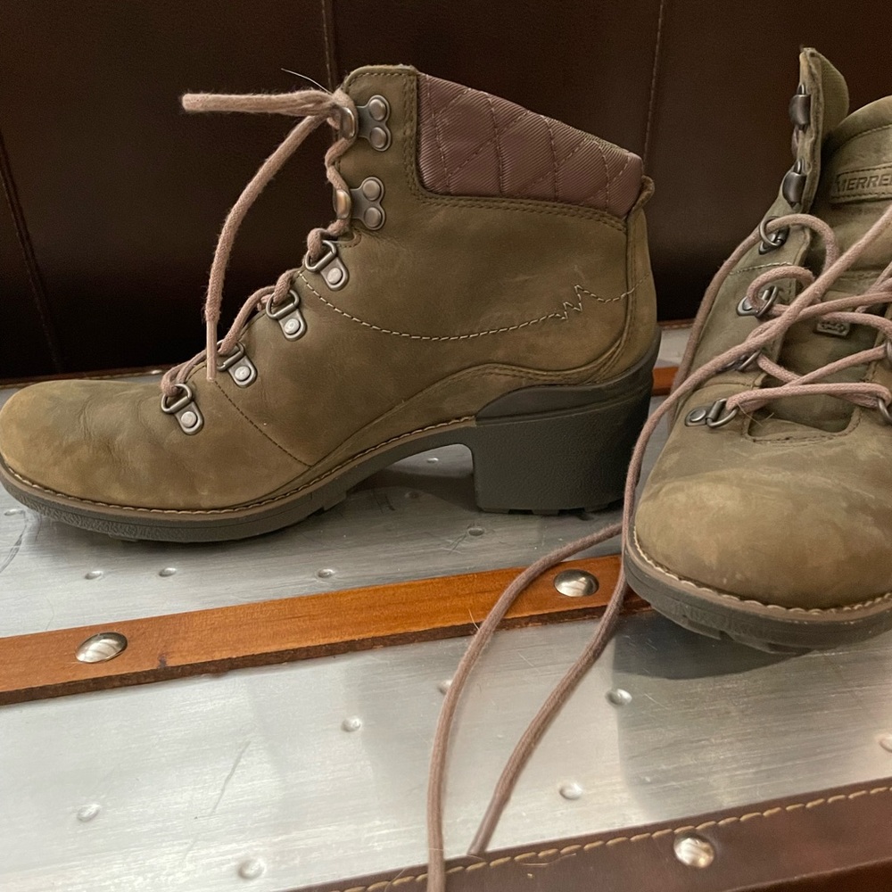 Merrill 2" heeled hiking bootie olive suede size 9